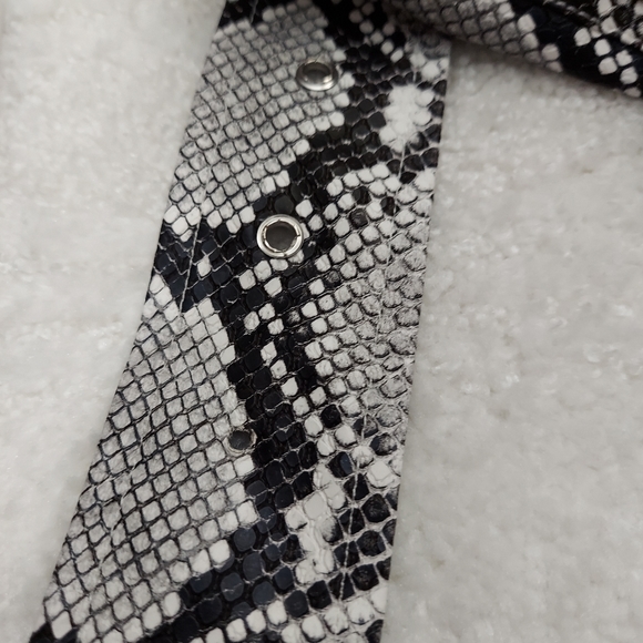 Women's K. ZELL Faux snakeskin short skirt. Medium. - Picture 5 of 5